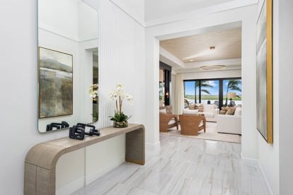 Caroline II Foyer